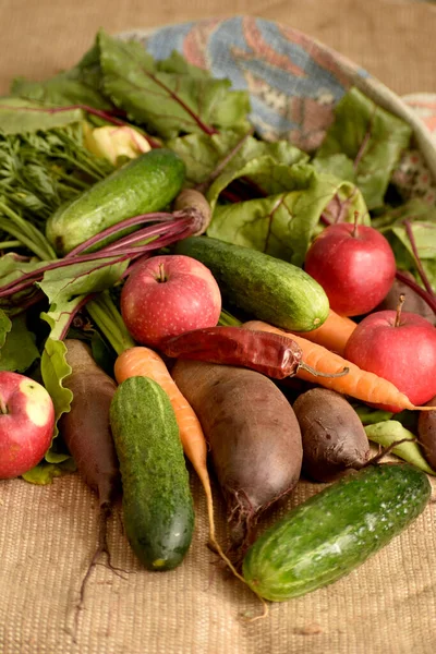 Picture Ripe Vegetables Beets Potatoes Cucumbers Apples Carrots Lie Table — Stock Photo, Image