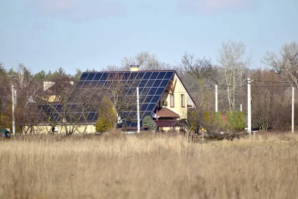 Field Dry Grass Roof House Covered Solar Panels — Stockfoto