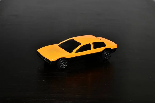 Темному Тлі Жовтий Пасажирський Гоночний Автомобіль Вид Збоку — стокове фото