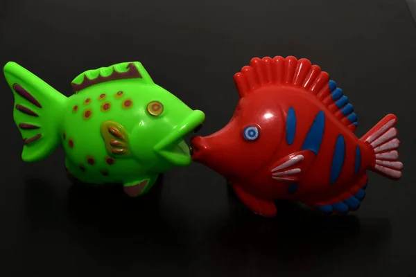 Picture Two Aquarium Fish Childrens Toys Green Red Kiss — Stock Photo, Image