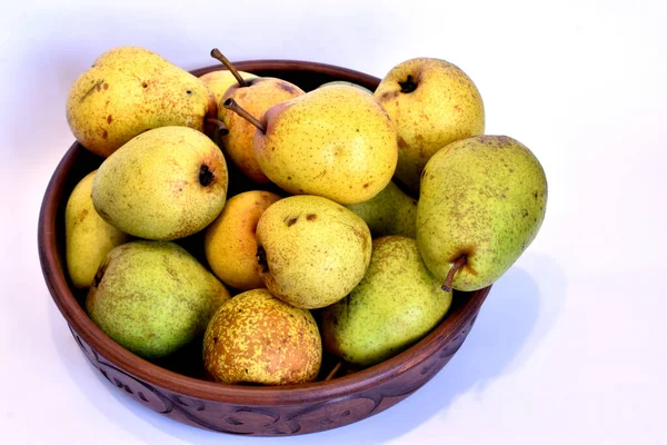 Εικόνα Δείχνει Ένα Πήλινο Πιάτο Γεμάτο Ώριμα Αχλάδια — Φωτογραφία Αρχείου