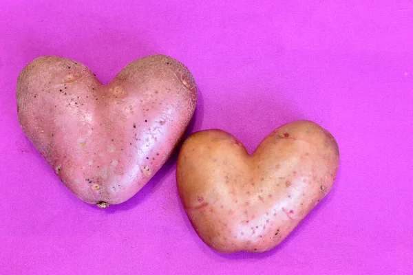 Στη Φωτογραφία Ροζ Φόντο Υπάρχουν Φρούτα Πατάτας Που Μοιάζουν Καρδιά — Φωτογραφία Αρχείου