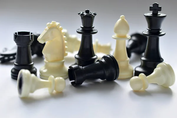 Obrázku Šachové Figurky Královna Král Rytíř Pěšáci Leží Stojí Stole — Stock fotografie