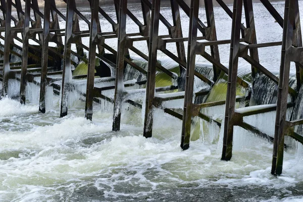 Imagem Mostra Uma Barragem Rio Água Flui Através Seus Suportes — Fotografia de Stock