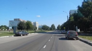 Çekimler şehirdeki otoyol boyunca ilerleyen bir arabanın ön camından yapılıyor..