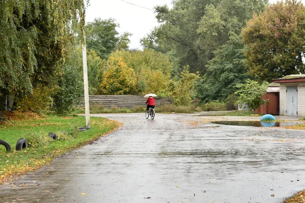 Cycliste Avec Parapluie Main Roule Sur Une Route Asphaltée Humide — Photo