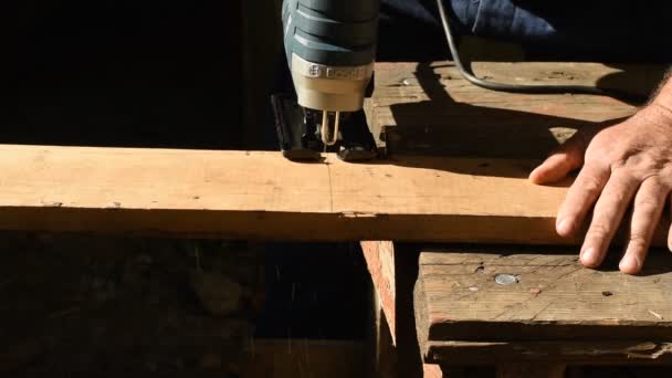 Working Carpenter Jigsaw Saws Board Markings Jigsaw Saws Board Piece — Stock Video