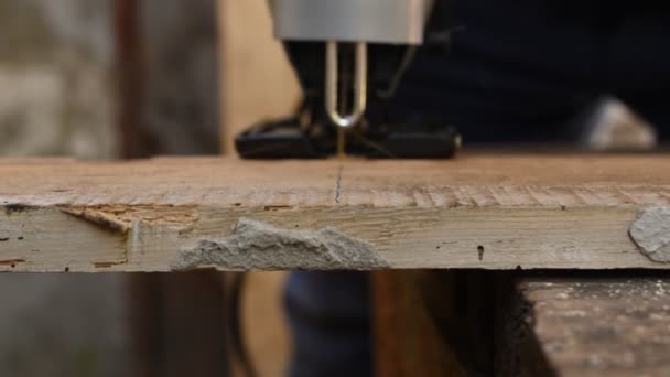 Carpinteiro Que Trabalha Serra Uma Prancha Com Quebra Cabeça Usando — Vídeo de Stock