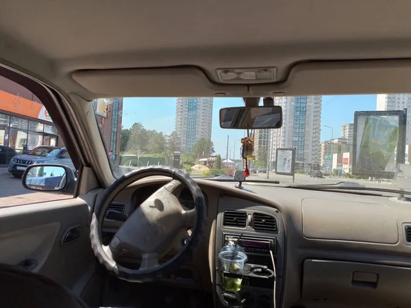 Imagem Mostra Interior Carro Assento Dos Motoristas Edifícios Altos Cidade — Fotografia de Stock