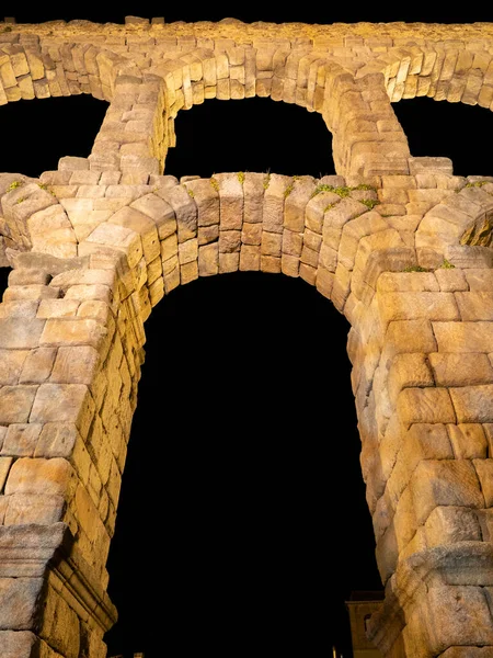 İspanya 'da bir yaz gecesinde, Segovia' nın su kemerinin gece fotoğrafı..