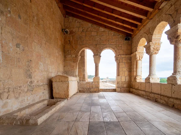Soria 'nın San Esteban de Gozmar kasabasındaki Virgen del Rivero Romen Kilisesi' nden Atrium..