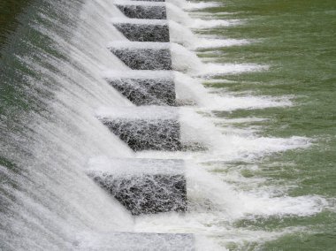 Bilbao 'da bir nehirde şelale.