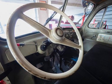 Eski bir itfaiye aracının içinde..