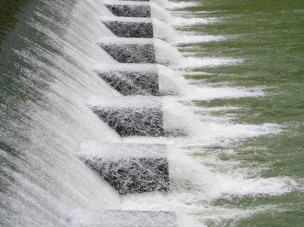 Bilbao 'da bir nehirde şelale.