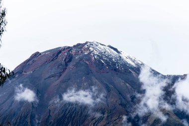 Karlı Chimborazo 'nun yanında gün batımı