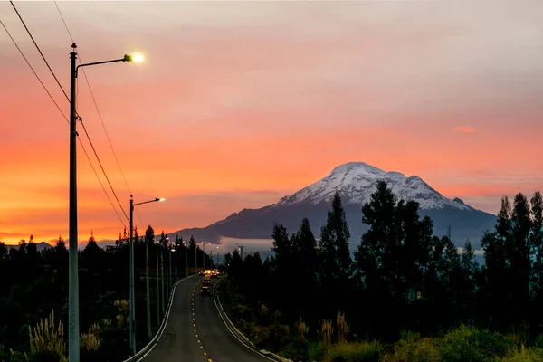 Karlı Chimborazo Nun Yanında Gün Batımı — Stok fotoğraf