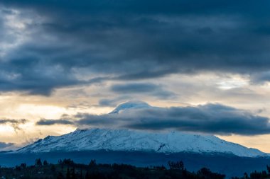 Karla kaplı Chimborazo volkanı
