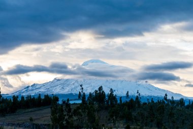 Karla kaplı Chimborazo volkanı