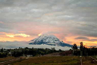 Karla kaplı Chimborazo volkanı