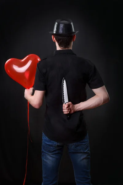 ダガー ナイフ beh を保持してバルーン心とバレンタインのボーイ フレンド — ストック写真