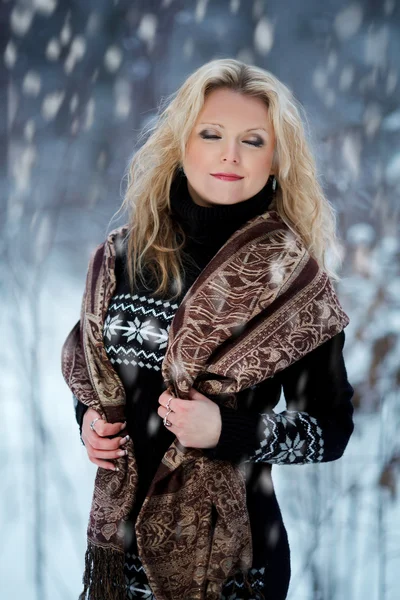 Vrouw in sneeuw winter forest — Stockfoto