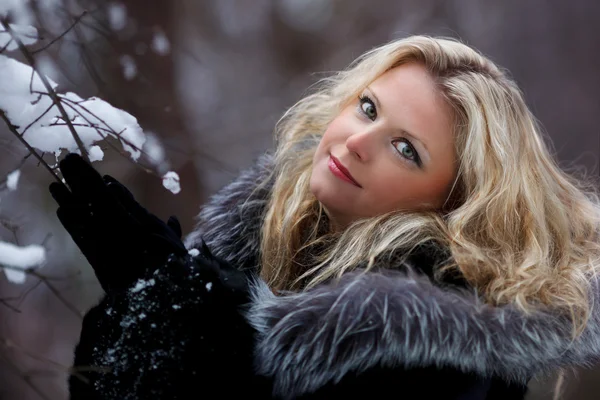 Kvinna i snö vinter skog Stockbild