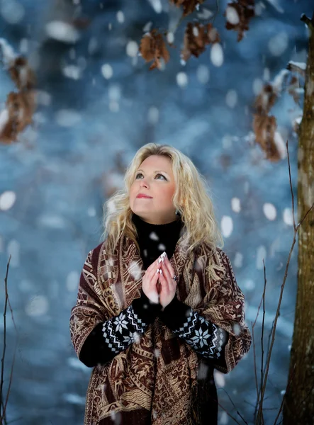 Kvinna i snö vinter skog Stockbild