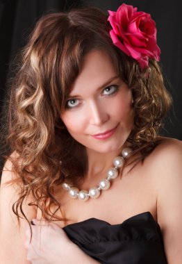 Kırmızı çiçekli güzel genç kadın portresi Glamour