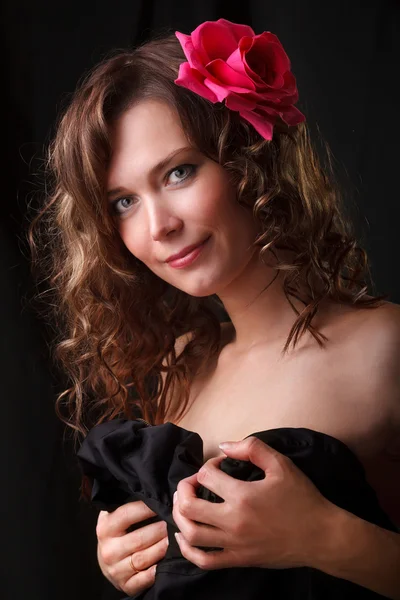 Glamour portret skönhet kvinna med röd blomma — Stockfoto