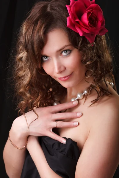 Glamour portret di bella donna con fiore rosso — Foto Stock