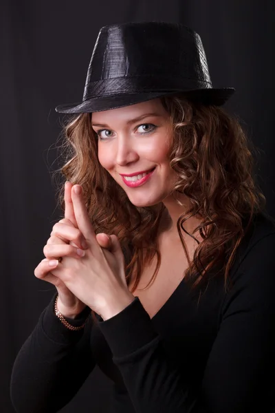Glamour portret skönhet kvinna ler i mörk hatt — Stockfoto