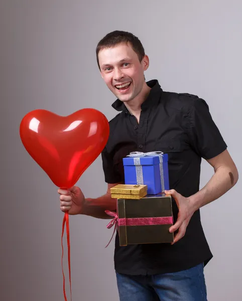 Valentijn verrassing vriendje met baloon hart en geschenken Stockafbeelding