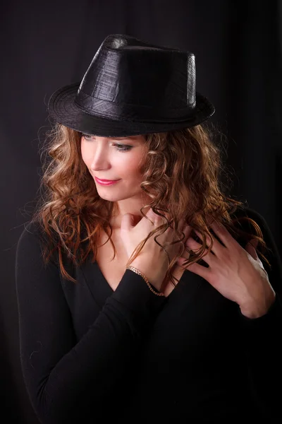 Portret van mooie jonge vrouw in zwarte hoed Rechtenvrije Stockfoto's