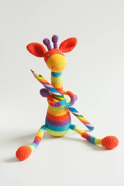 Rainbow virkad giraff med en penna — Stockfoto