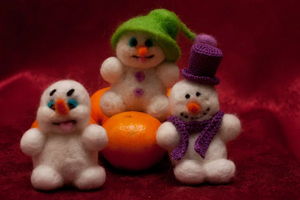 Снеговик с мандарином — стоковое фото