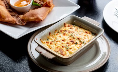 Peynirli ıspanak, ev yapımı fırında peynir ve soğanlı fileto. 