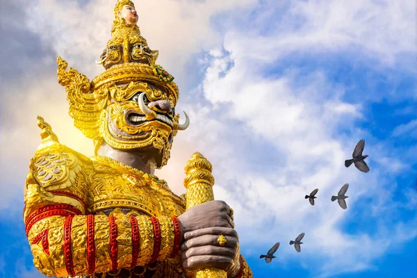 在泰国庙宇里有一座巨大的神像 高卫军神像 — 图库照片
