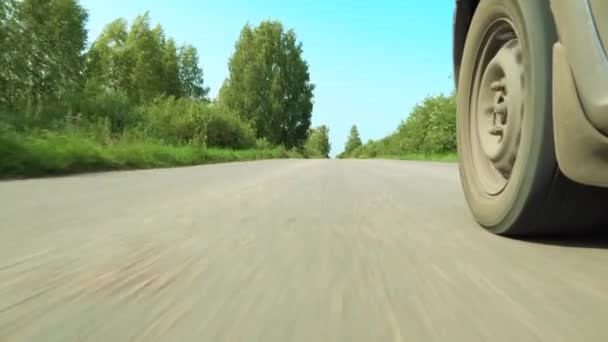 Samochód Brudnymi Kołami Porusza Się Asfalcie Sfilmowany Niskim Kluczem Jazda — Wideo stockowe