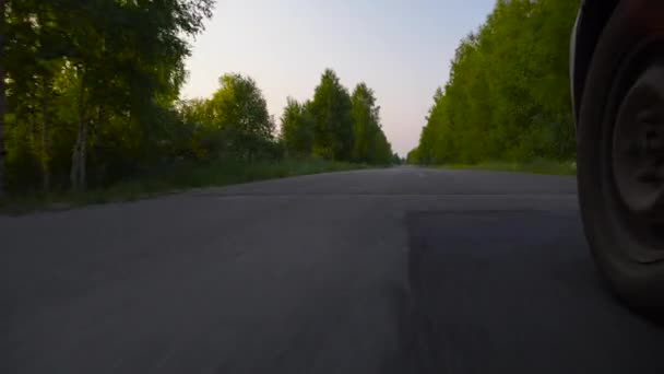 Carro Com Rodas Sujas Está Movendo Asfalto Filmado Uma Chave — Vídeo de Stock