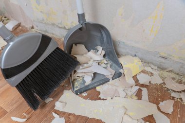 Temizlik ve temizlik hizmetleri. Tamirden sonra zemini süpürgeyle süpür. Çöp tenekesiyle inşaat enkazı topla. Temizlik için aletler..