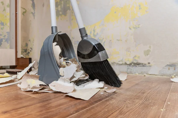 서비스 청소를 빗자루로 바닥을 Dustpan Sweep House Tools 청소를 잔해를 로열티 프리 스톡 이미지