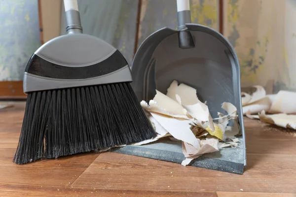 쓰레기를 청소하라 잡동사니를 먼지로 집에서 청소하기 도구를 사용하여 청소하라 수리를 로열티 프리 스톡 사진