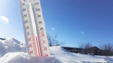 Kışın soğukta termometre açık güneşli havada düşük negatif hava sıcaklıklarını analiz eder. Meteorolojik koşullar ve çevresel analizler. Kuzey bölgesinde iklim değişikliği.
