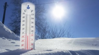 Kışın soğukta termometre açık güneşli havada düşük negatif hava sıcaklıklarını analiz eder. Meteorolojik koşullar ve çevresel analizler. Kuzey bölgesinde iklim değişikliği.
