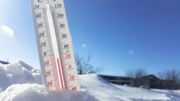 겨울에는 위에서 온도계를 사용하고 날씨에서 부정적 기온을 상태와 지구의 스톡 사진