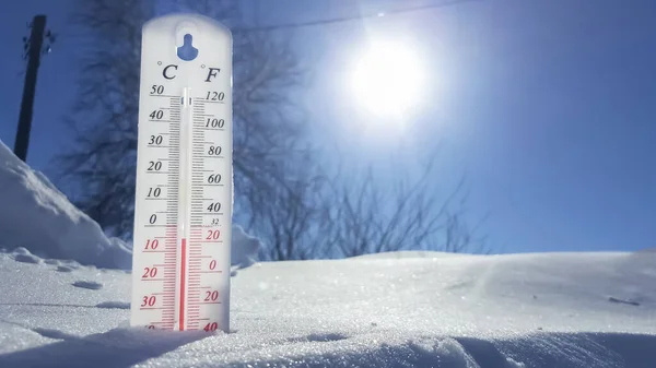 겨울에는 위에서 온도계를 사용하고 날씨에서 부정적 기온을 상태와 지구의 스톡 이미지
