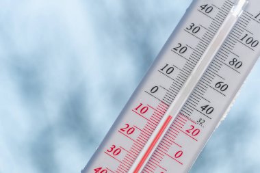 Kışın soğukta termometre açık güneşli havada düşük negatif hava sıcaklıklarını analiz eder. Meteorolojik koşullar ve çevresel analizler. Kuzey bölgesinde iklim değişikliği.
