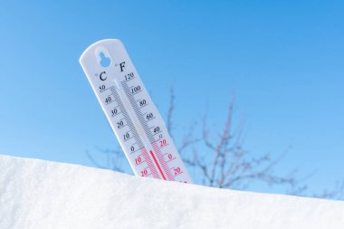 Kışın termometre karın üzerinde yatar ve düşük negatif hava sıcaklığı gösterir. Kuzey bölgelerindeki ve çevredeki sert iklimde meteorolojik koşullar. Dünya 'daki iklim değişikliği