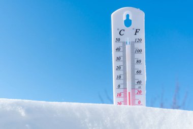 Kışın termometre karın üzerinde yatar ve düşük negatif hava sıcaklığı gösterir. Kuzey bölgelerindeki ve çevredeki sert iklimde meteorolojik koşullar. Dünya 'daki iklim değişikliği
