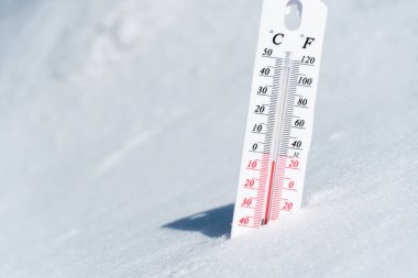 Termometre kışın karların üzerinde yatar. Negatif bir sıcaklık gösterir. Kışın sert iklimde meteorolojik koşullar, düşük hava ve ortam sıcaklıkları. Kışın donmak.